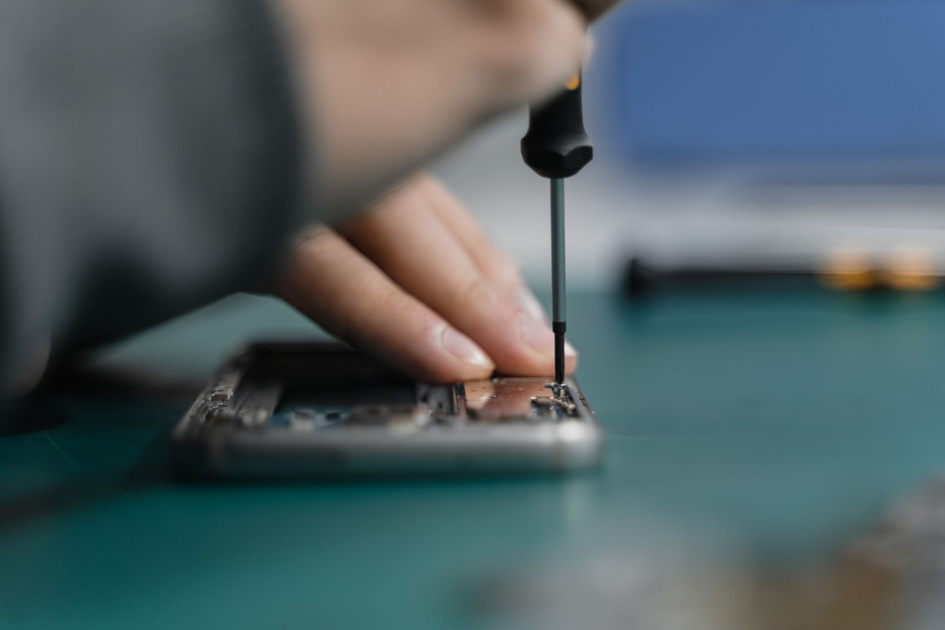 Precisionsreparation av mobiltelefon