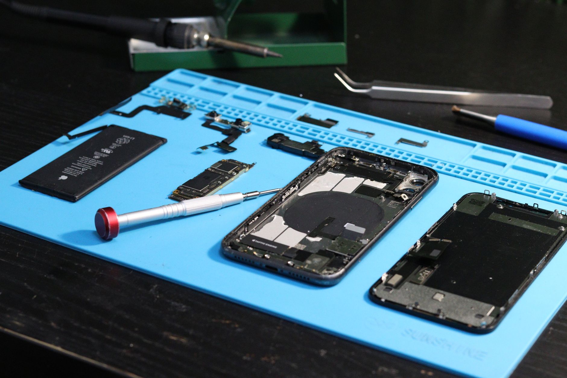 Isärplockad mobiltelefon under reparation